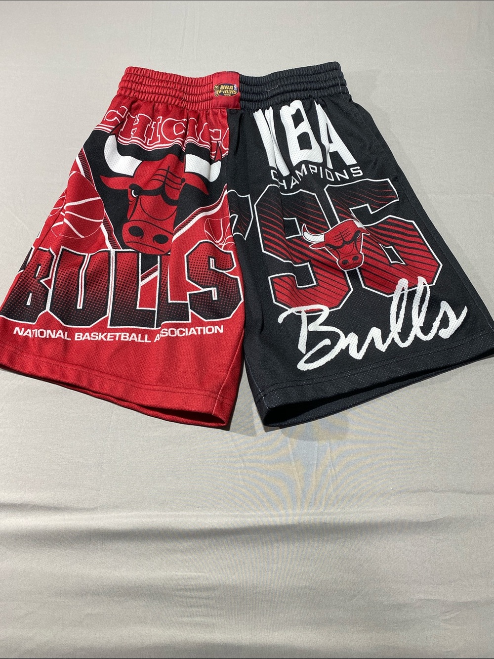 Mitchell & Ness  Split Bulls Shorts - Red & Black